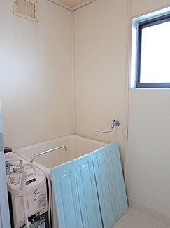 バス・シャワールーム　窓付きの浴室で換気も出来ます。