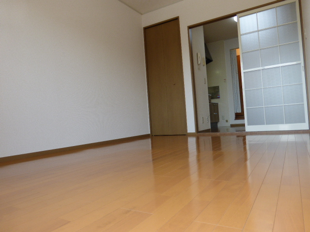 居室・リビング　洋室6帖　明るい室内