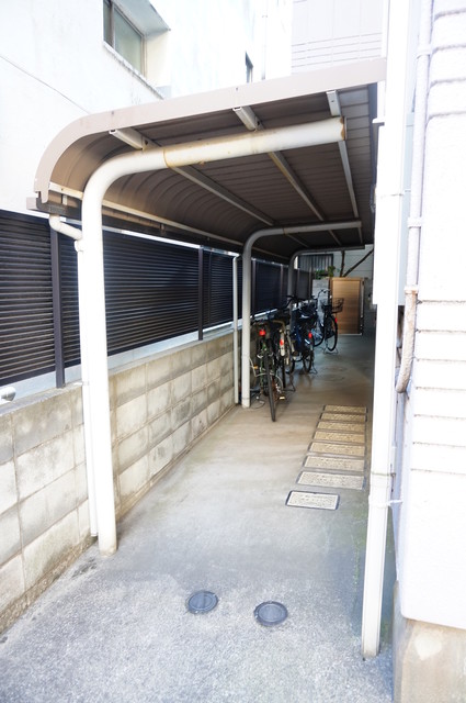その他共有部分　雨の日でも安心して止められる屋根付の駐輪場です☆