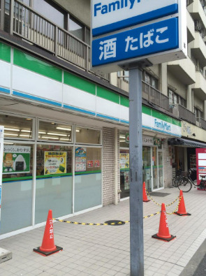 コンビニ　ファミリーマート（コンビニ）まで393m