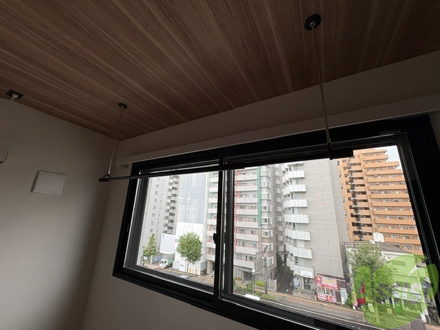 バルコニー　こちらは室内物干しになります。雨の日に便利ですね。