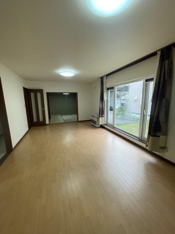 北郷一条七丁目戸建の居間写真