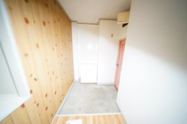 ＪＲ山陽本線 新下関駅 バス乗車時間：5分 最寄りバス停で下車 徒歩3分 4階建 築52年の玄関写真