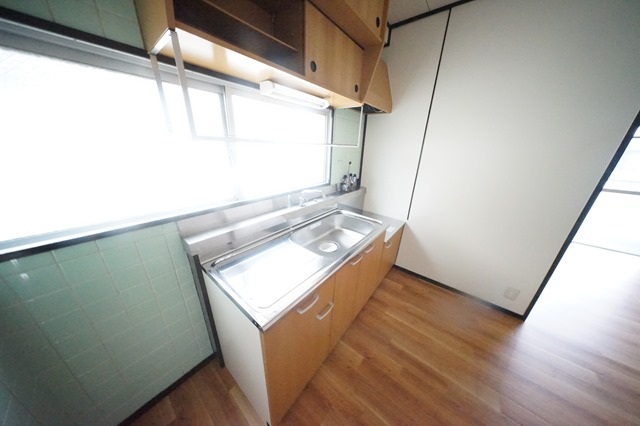 ＪＲ山陽本線 新下関駅 バス乗車時間：5分 最寄りバス停で下車 徒歩3分 4階建 築52年のキッチン写真