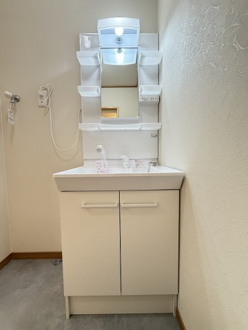 洗面設備　ゆったりとスペースのある洗面所
