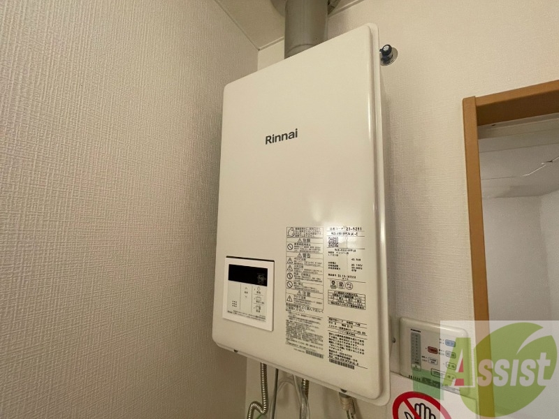 その他設備　給湯器は簡単操作で温度調整ができますよ。