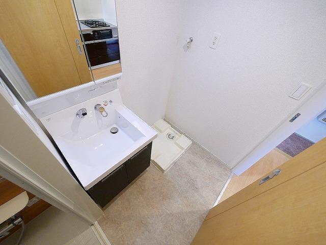 洗面設備　明るい洗面所です