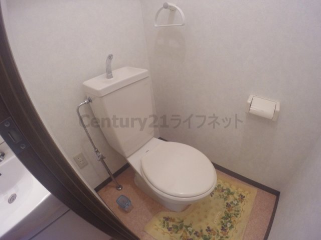 地下鉄御堂筋線 西中島南方駅 徒歩6分 9階建 築30年のトイレ写真