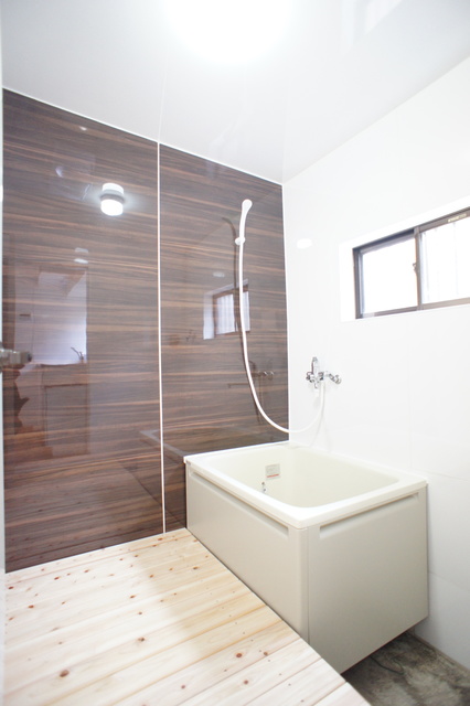 バス・シャワールーム　清潔感のある浴室で、１日の疲れを癒しリラックスできます。