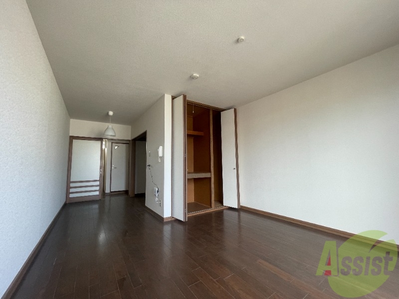 居室・リビング　リビングは広めで、テーブルも置けちゃいそうです。