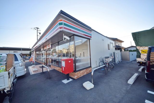 コンビニ　セブンイレブン 東久留米八幡町3丁目店（コンビニ）まで560m