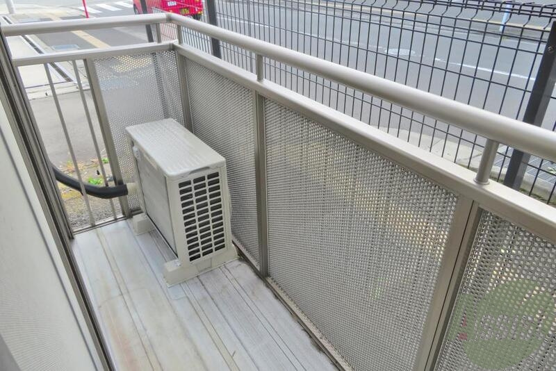 バルコニー　お天気の良い日は布団も干せてポカポカですね。