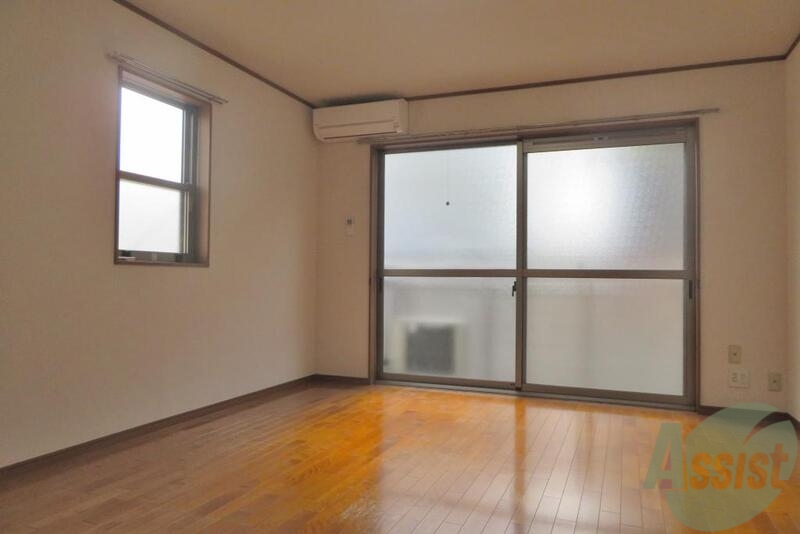 居室・リビング　１０帖の広々とした明るい開放的なお部屋です。