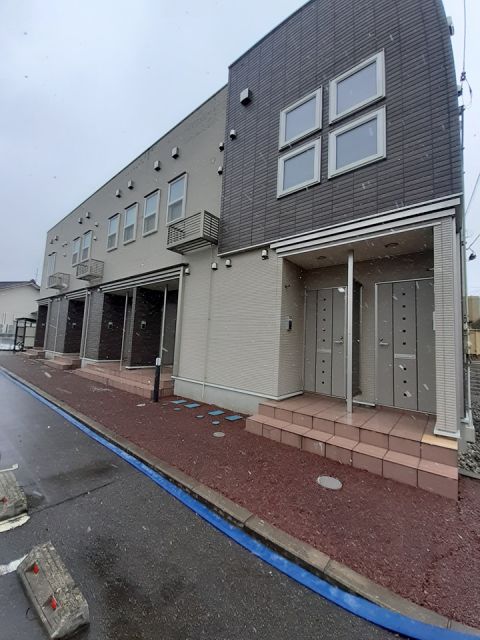 【村上市塩町のアパートのエントランス】