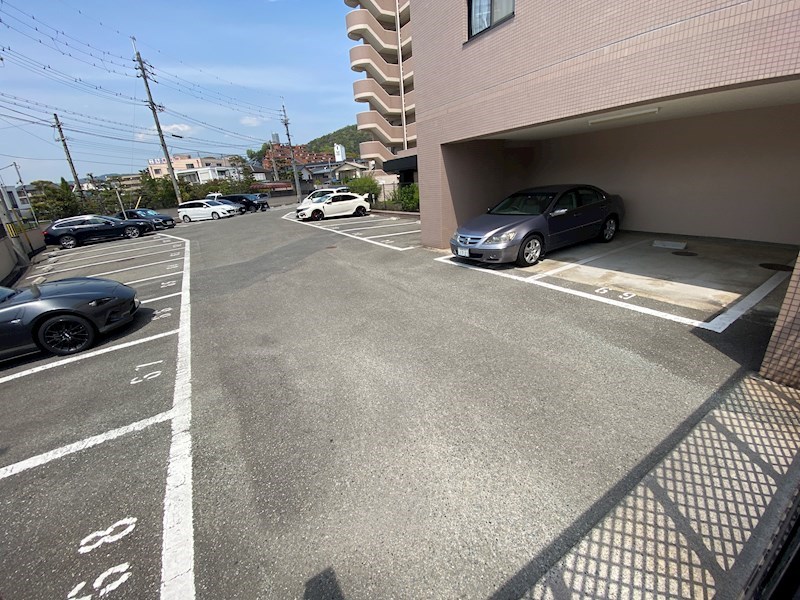 【姫路市東辻井のマンションの駐車場】