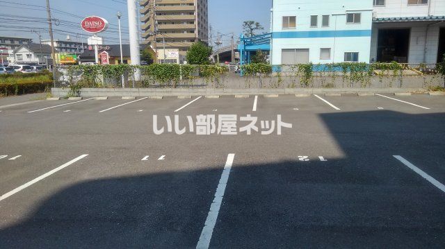 【ホワイトライトの駐車場】