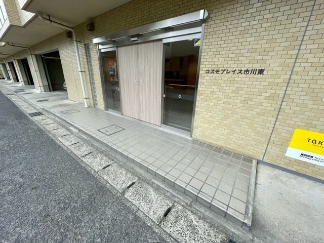 【市川市北方町のマンションのエントランス】