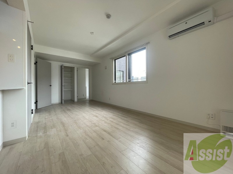 居室・リビング　木目のフローリングは落ち着きのある印象のお部屋になりますね。