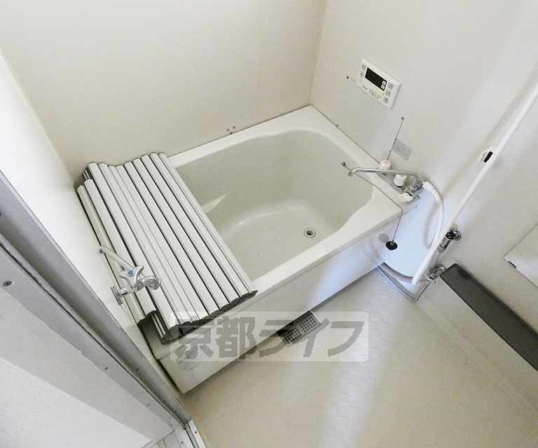 バス・シャワールーム　浴槽深さある、広いバスです。