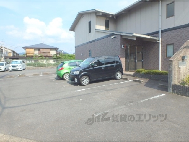 【京田辺市草内法福寺のマンションの駐車場】