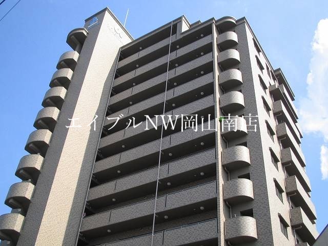 岡山市北区中井町のマンションの建物外観