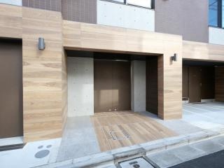 【渋谷区本町のマンションのエントランス】