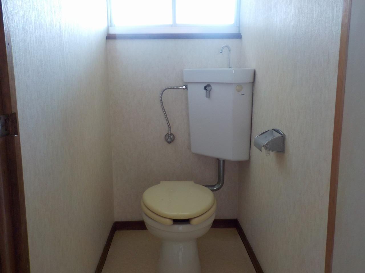 トイレ　トイレにも窓があり、空気の入れ替えができます。