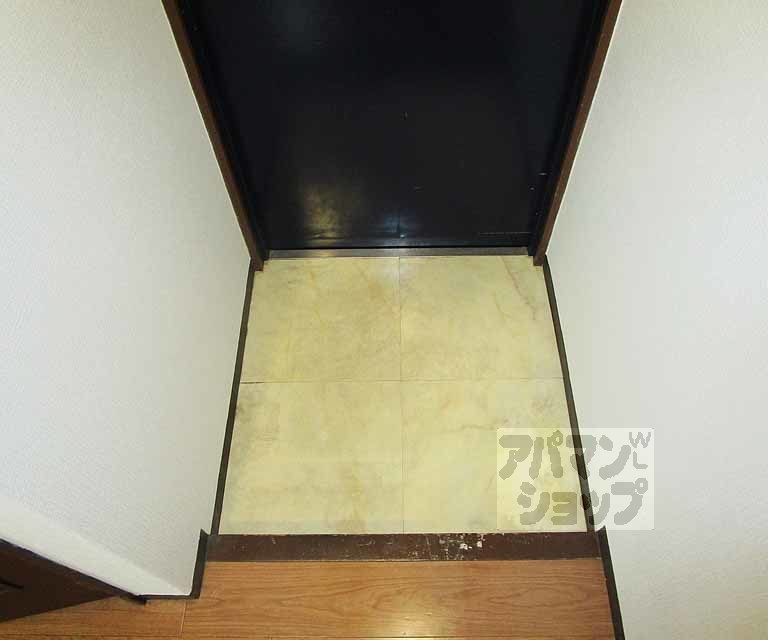 玄関　１０３号室の写真です。