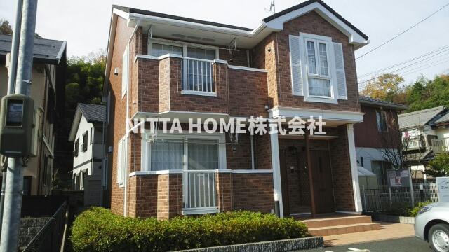 建物外観　コンビニやショッピングモールなどが徒歩圏内◎外部物置付き◇