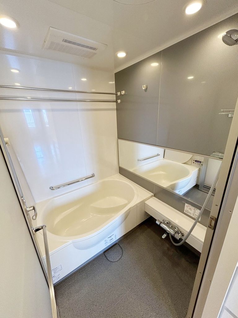 バス・シャワールーム　ユニットバスはオーバルタイプの浴槽