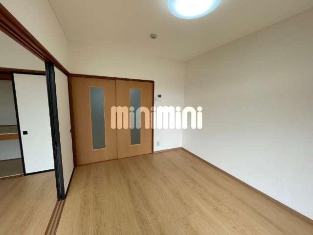 居室・リビング　隣の洋室とは仕切りで仕切られています。