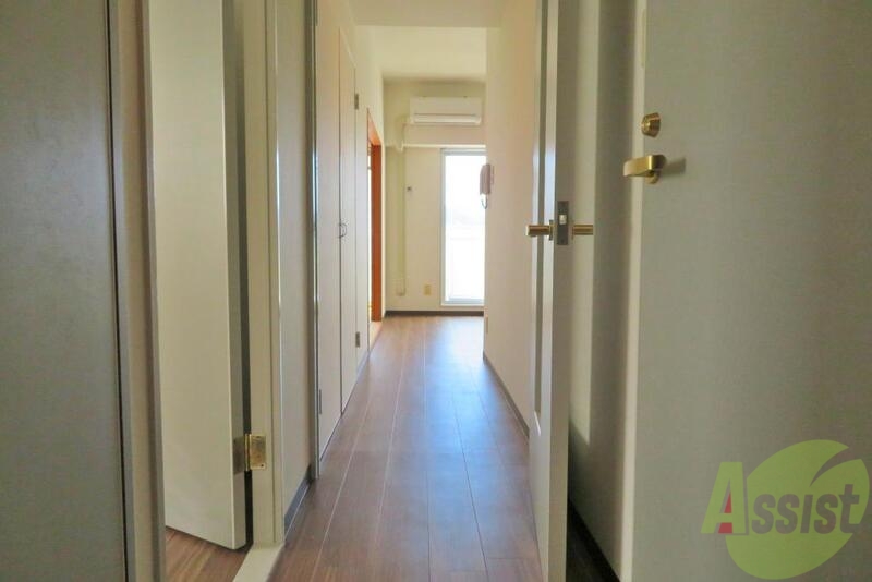 玄関　玄関から見たお部屋も広々していていいですね。