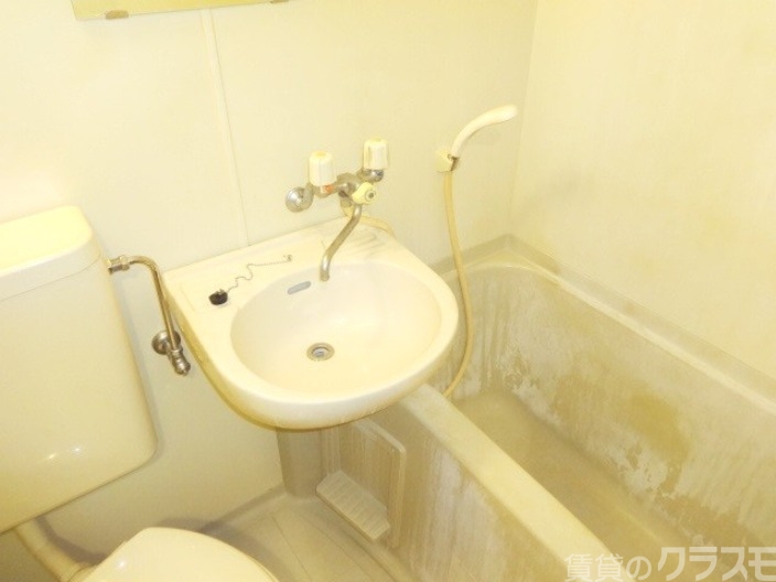 バス・シャワールーム　リフォーム前なのでキレイになります！