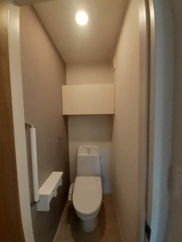 トイレ　落ち着いた色調のトイレです