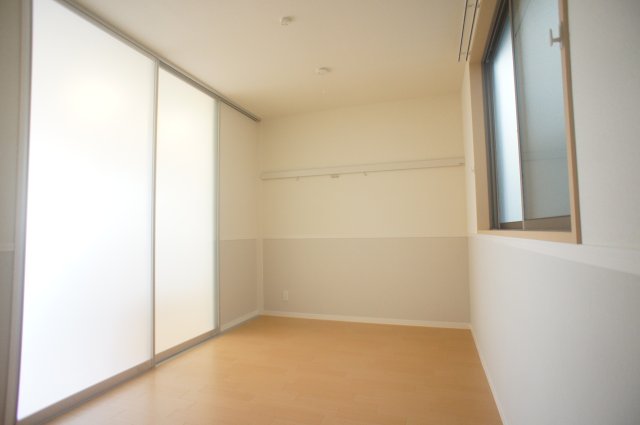 居室・リビング　採光の取れた洋室♪ピクチャーレール有り