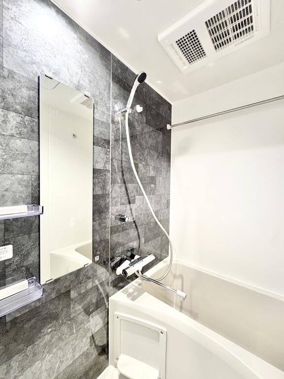 バス・シャワールーム　明るく開放感のある浴室