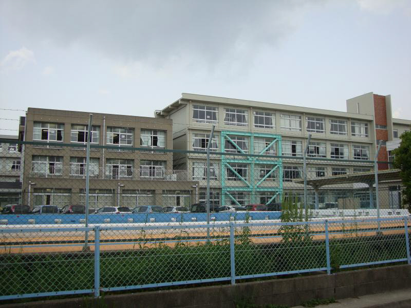 小学校　氷丘小学校（小学校）まで902m