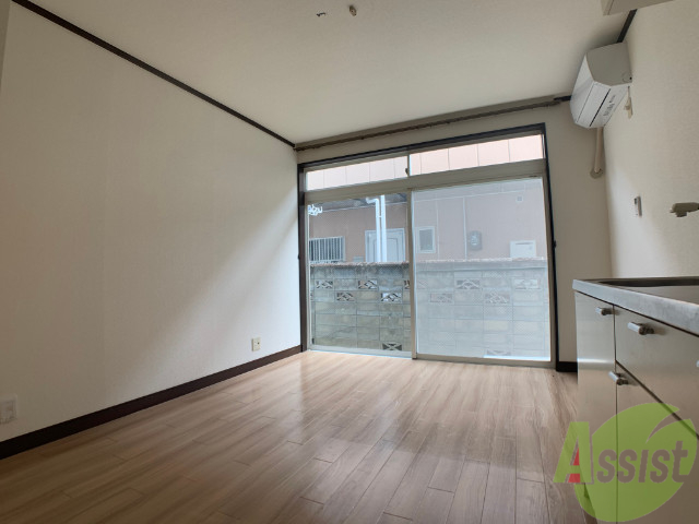 居室・リビング　８帖のワンルームのお部屋です。窓が大きく広く感じますね。