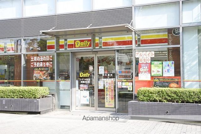 コンビニ　デイリーヤマザキ（コンビニ）まで557m