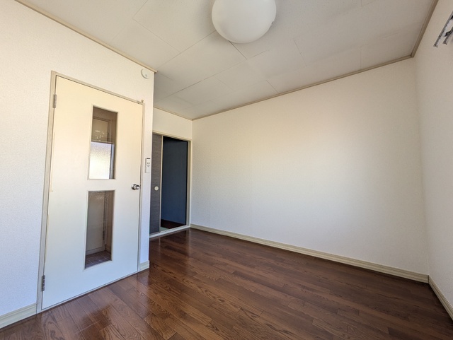 居室・リビング　★【洋室５．５帖】　掃除がしやすいお部屋★