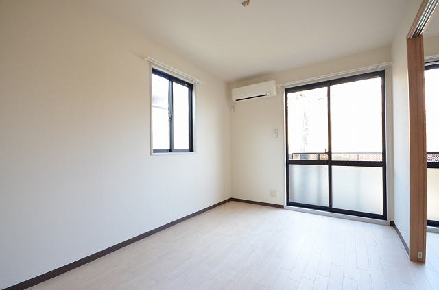 居室・リビング　同物件、別号室