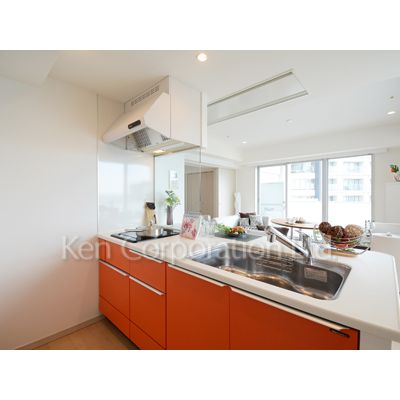 キッチン　同タイプ16階のお部屋を撮影。仕様が異なることがあります。