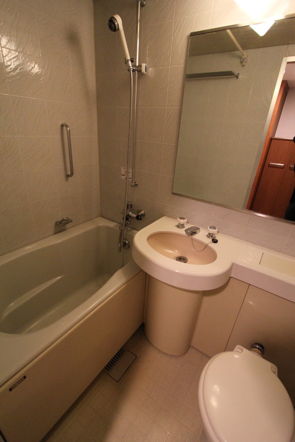 バス・シャワールーム　※同タイプ・別部屋の参考写真です。