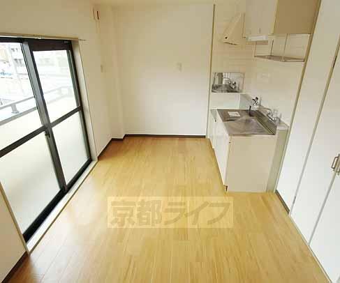 居室・リビング　明るい室内。