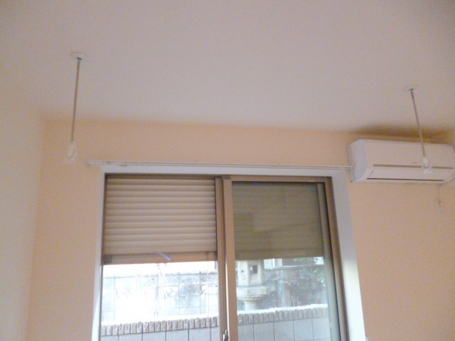 その他　★防犯シャッターに室内物干しフック★