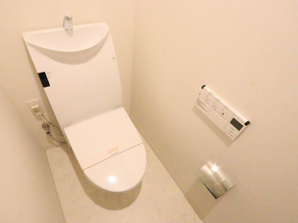 トイレ　温水シャワー付きトイレです