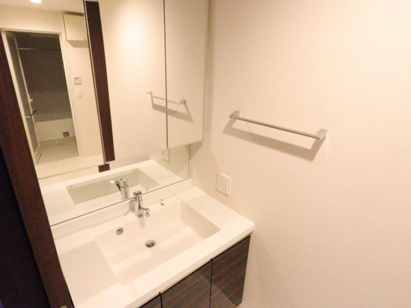 洗面設備　独立洗面台で朝の準備も快適です♪
