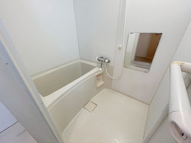 バス・シャワールーム　※同建物の類似写真となります。落ち着いた空間のお風呂です