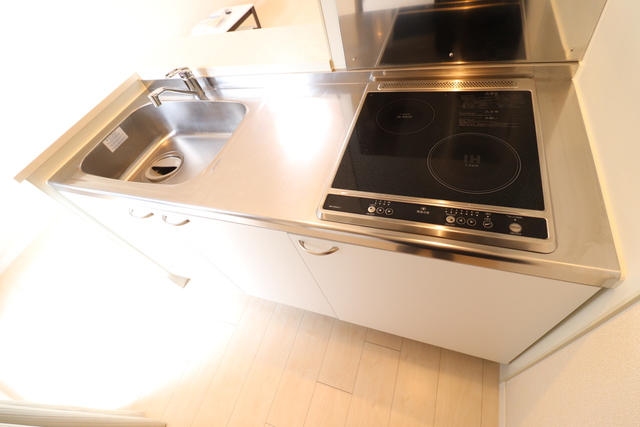 キッチン　ＩＨコンロ１口＆ラジエントヒーター１口