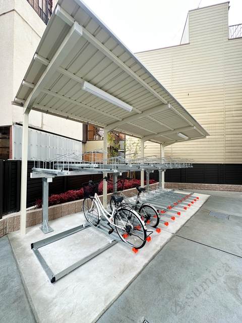 その他共有部分　屋根付き駐輪場。大事な自転車も雨でも安心♪